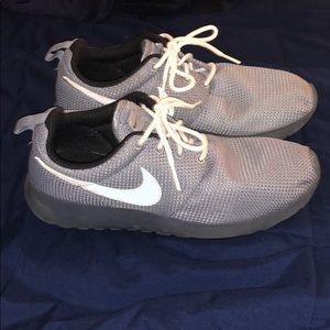 Nike Roshe Grey/White Size 6Y fits 7.5 Women’s